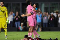 爱游戏体育入口 -欧超杯加时末段走向成谜；迈阿密热火队长鼓劲；质疑声仍在；控场能力受关注(外国人空翻牛人合集)